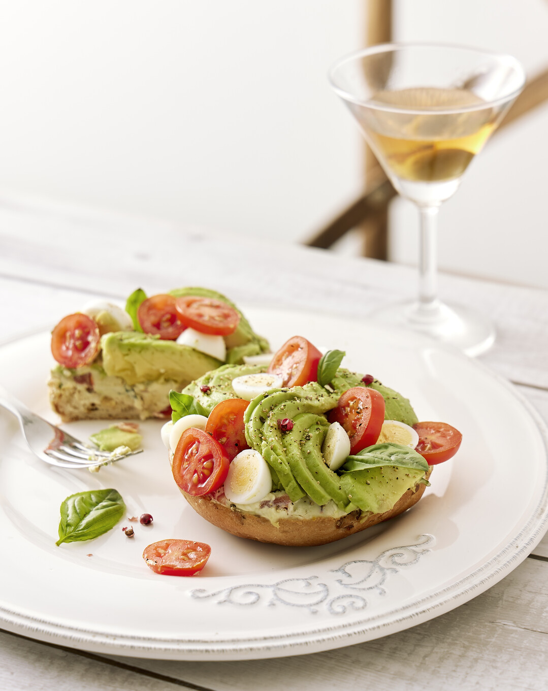 식탁 위의 디저트-아보카도 가든 베이...